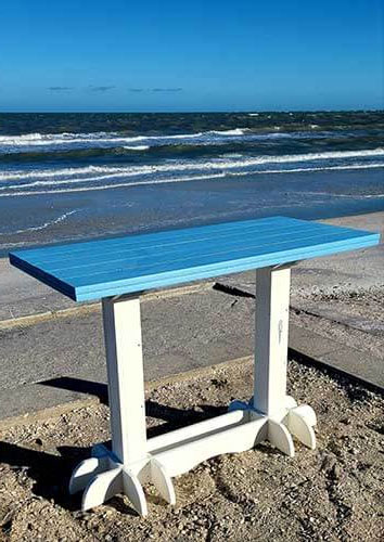 ITOF - Wooden table near the beach